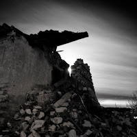 Solo il silenzio tra le macerie di 