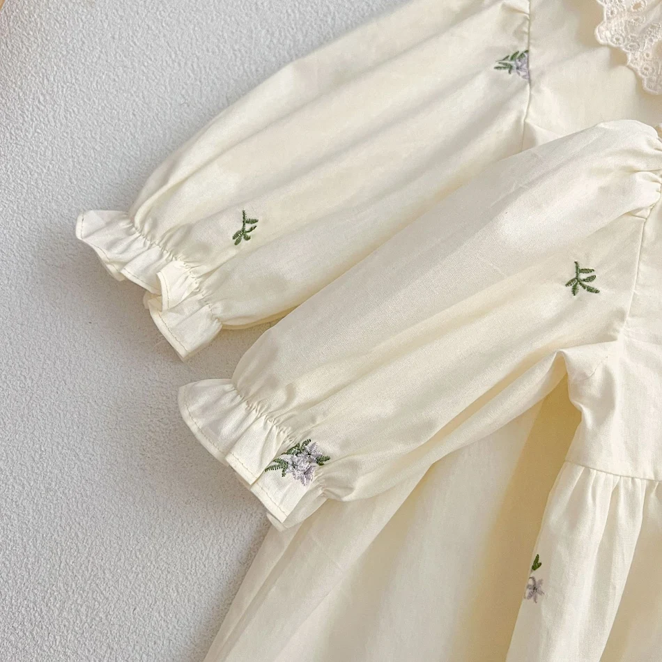 Baby romper voor dames, lange mouwen, wikkeldesign bij de billen, comfortabele en praktische kleding voor baby's.