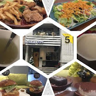 TakeOut Burger & Cafe(忠孝新生店)