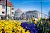 Außenansicht Kunsthotel Fuchspalast mit Frühlingsblumen