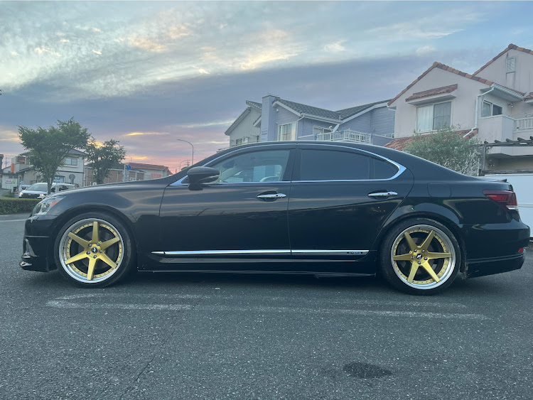 LSの車高調整・ツメ切り・11J・低くないのに低く見せかけようと努力する車・シャコタカに関するカスタム事例の投稿画像1枚目