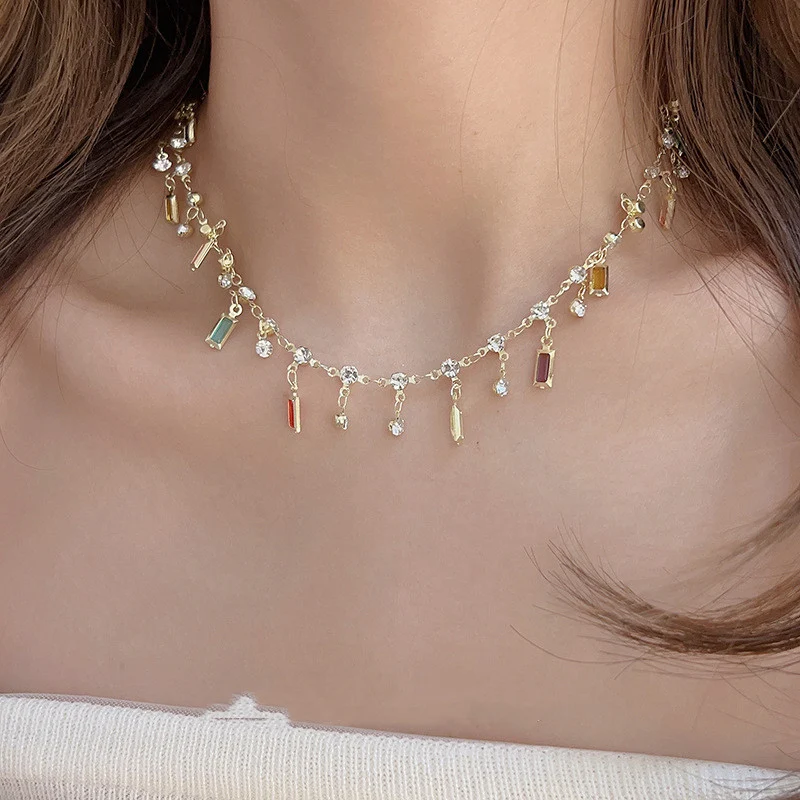 Colar de borboleta colorida para mulheres Adicione um toque de encanto ao seu visual com este colar elegante, perfeito para presentear e usar em festas.