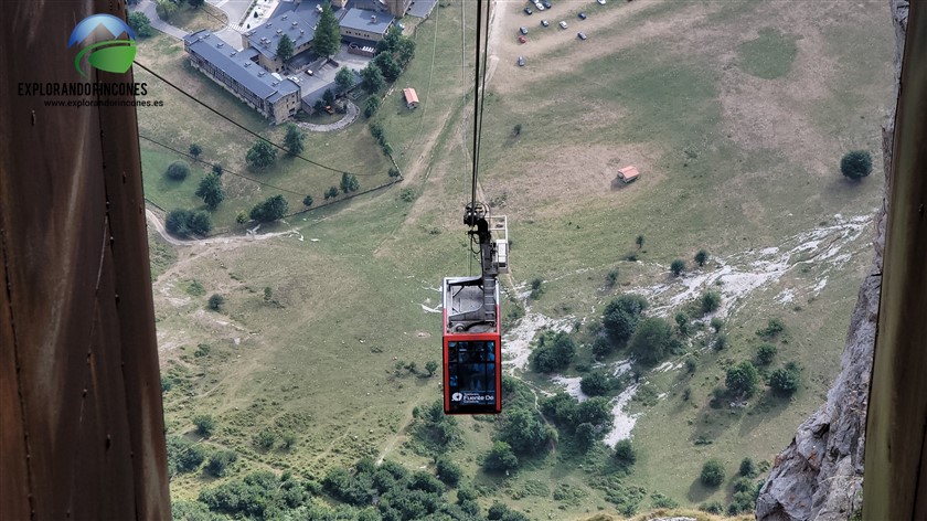 Torre del Llambrión con Niños por la Chimenea en los Picos de Europa