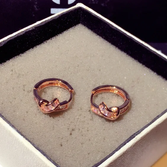 Boucles d'oreilles géométriques simples en zirconium pour femmes, un accessoire élégant et discret pour un look quotidien raffiné et moderne.