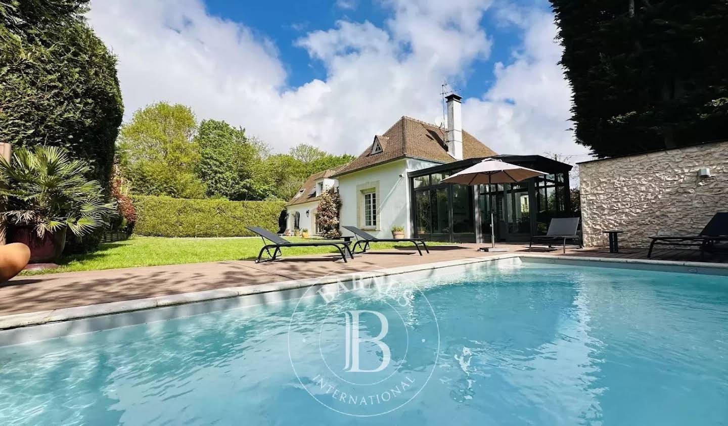 House with pool and terrace Louveciennes