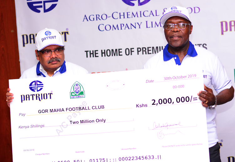 Agro chemical and food company CEO Ashok Agrawal (L) presents the cheque to Gor Mahia chairman Ambrose Rachier during the partnership signing at Laico regency Hotel on October 30,2019.PHOTO