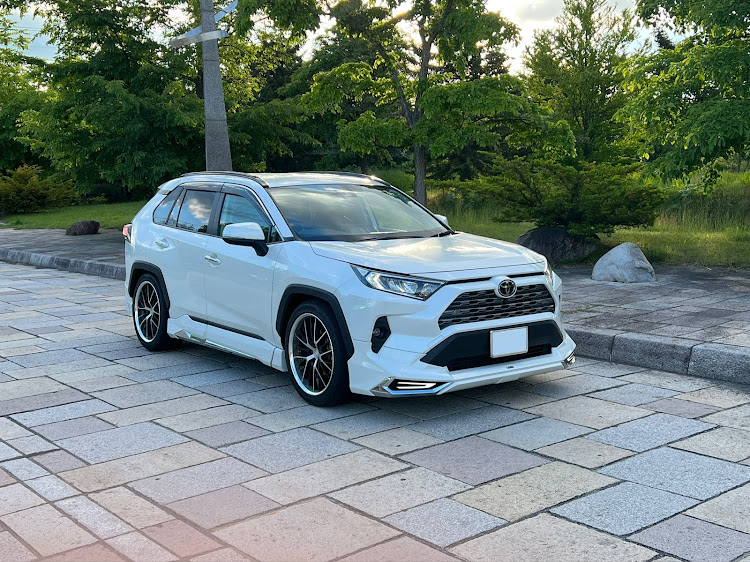 RAV4の納車から一年・斜め前・年間走行距離に関するカスタム事例の投稿画像1枚目