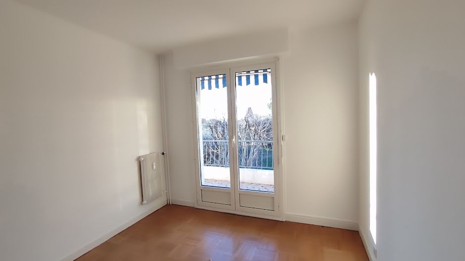 Location  appartement 2/3 pièces 72 m² à Vence (06140), 1 300 €