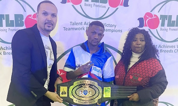 Newly crowned Gauteng flyweight Champ Tiisetso Modisadife is flanked by Promoters Fanakhe Tshabalala and Joyce Kungwane.