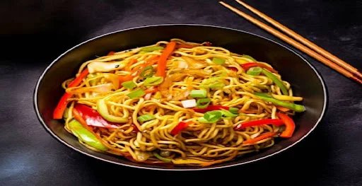 Egg Hakka Noodles - Serves 1