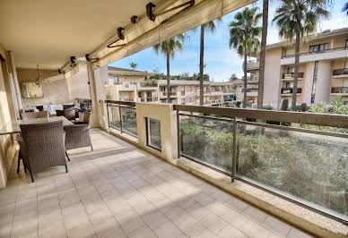 Appartement avec terrasse et piscine 1