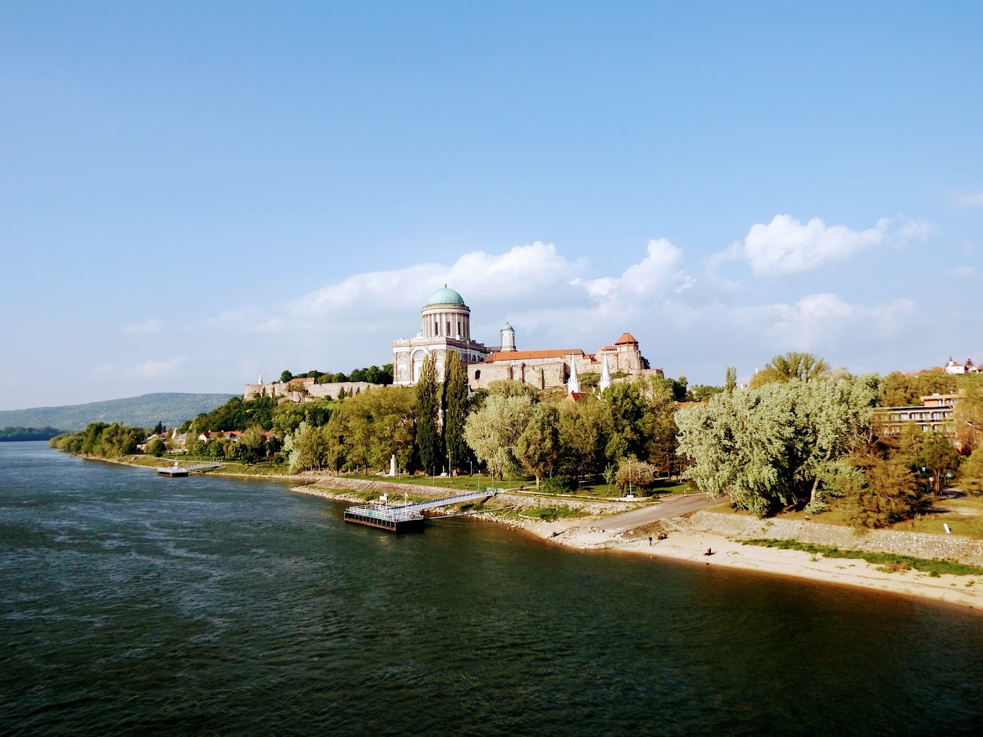 Esztergom - Nagyboldogasszony és Szent Adalbert főszékesegyház (a bazilika kívülről, távolból)