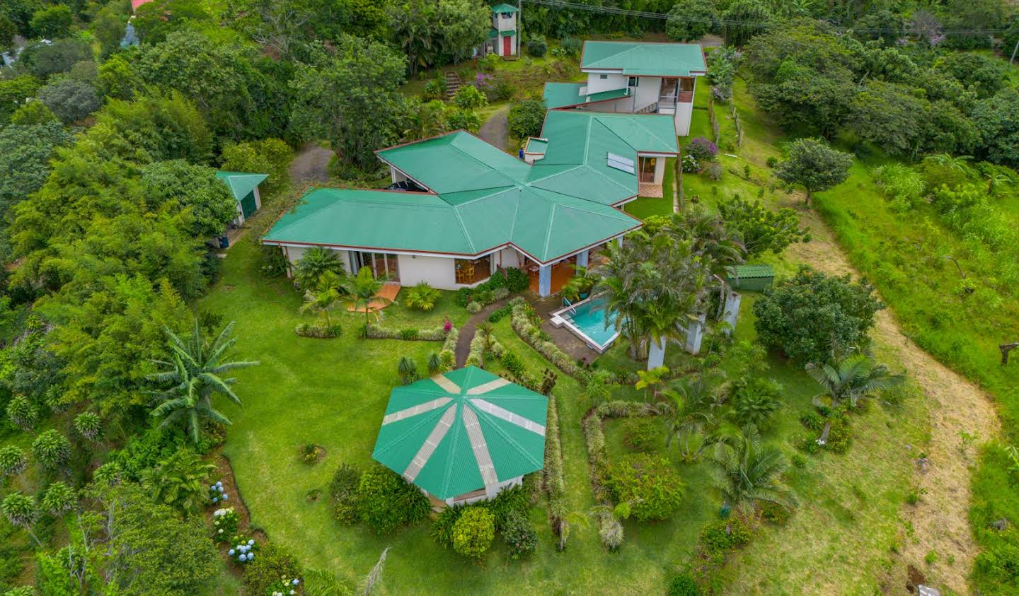 House with pool and garden Poás