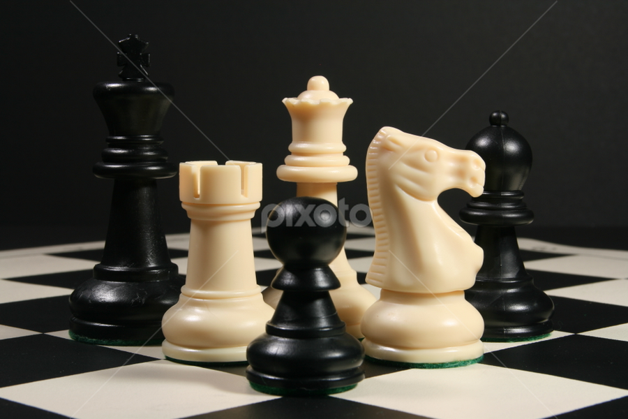 elzr/blag: Self-exemplifying chess pieces