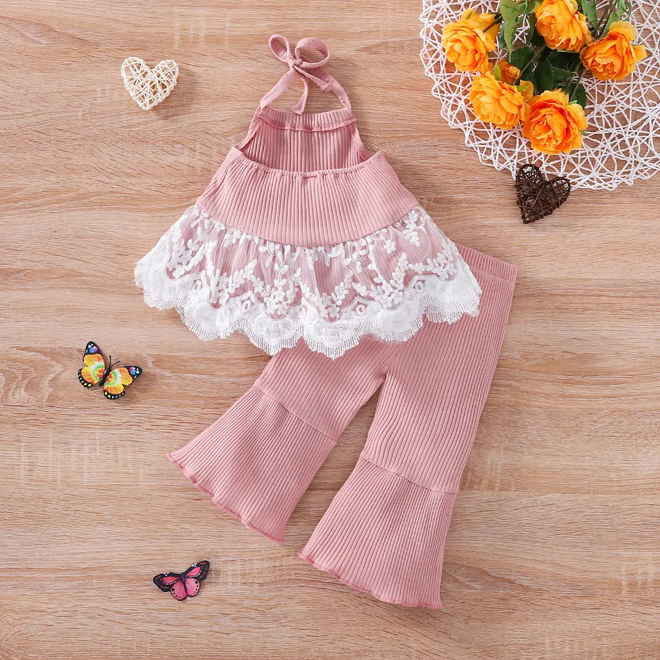 Ensemble deux pièces top dos nu en dentelle et pantalon évasé couleur unie. Un look élégant et tendance pour toutes occasions.