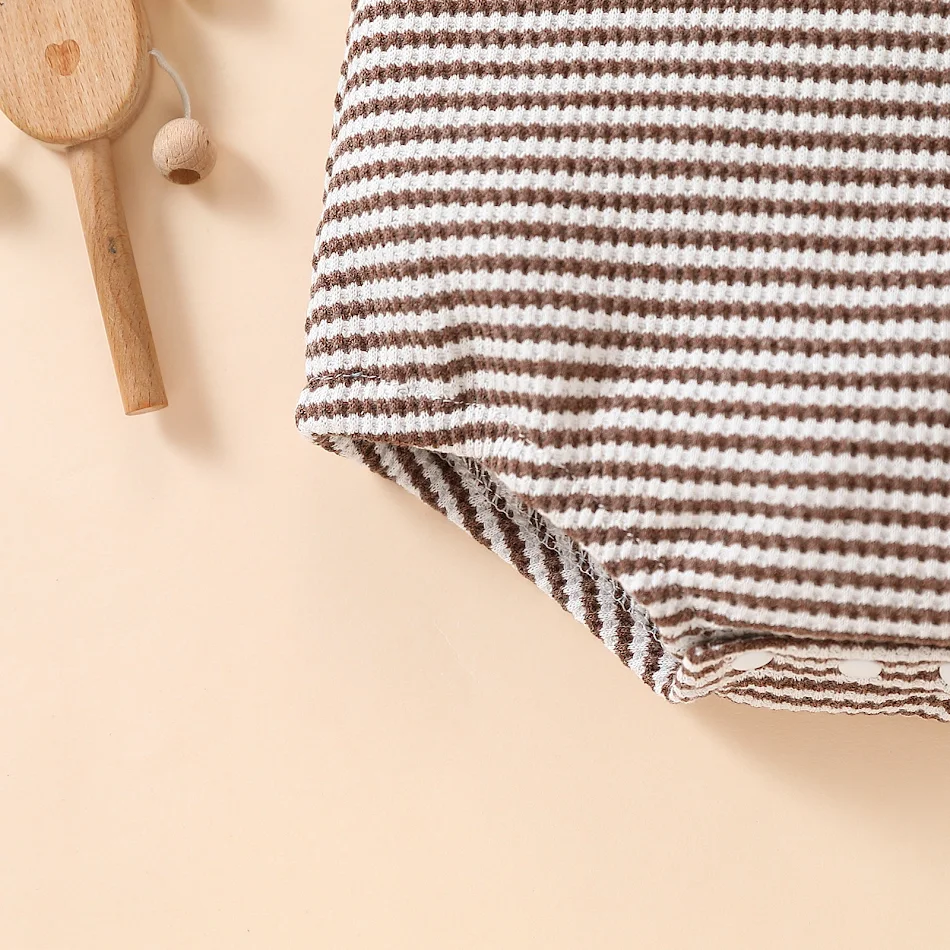 Gestreepte katoenen driehoekrompers met korte mouwen voor baby's, jongens en meisjes, ademend en perfect voor warme zomerdagen.