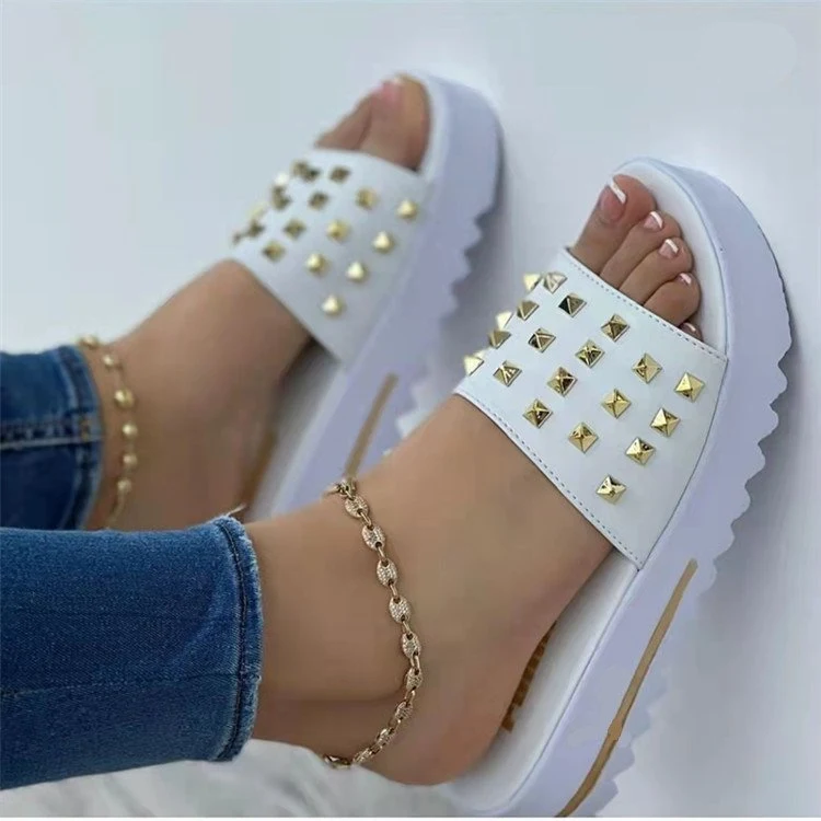 Chanclas de playa para mujer con cuña y remaches. Comodidad y estilo en la arena y junto al mar, perfectas para tus vacaciones de verano.