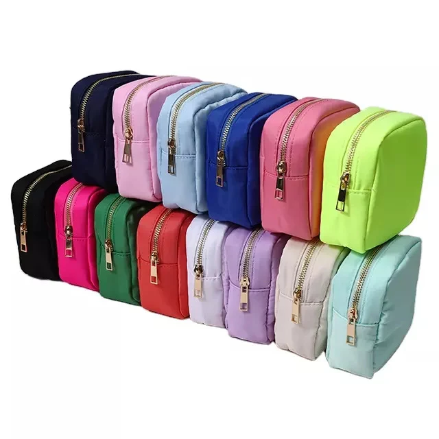 Bolsa de almacenamiento portátil de nailon con bordado lavable. Perfecta para guardar y transportar tus proyectos de bordado de forma segura y cómoda.
