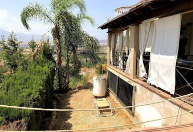 Maison avec piscine et jardin 8