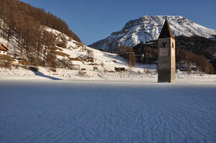 Campanile nel lago ghiacciato di filipposalamone