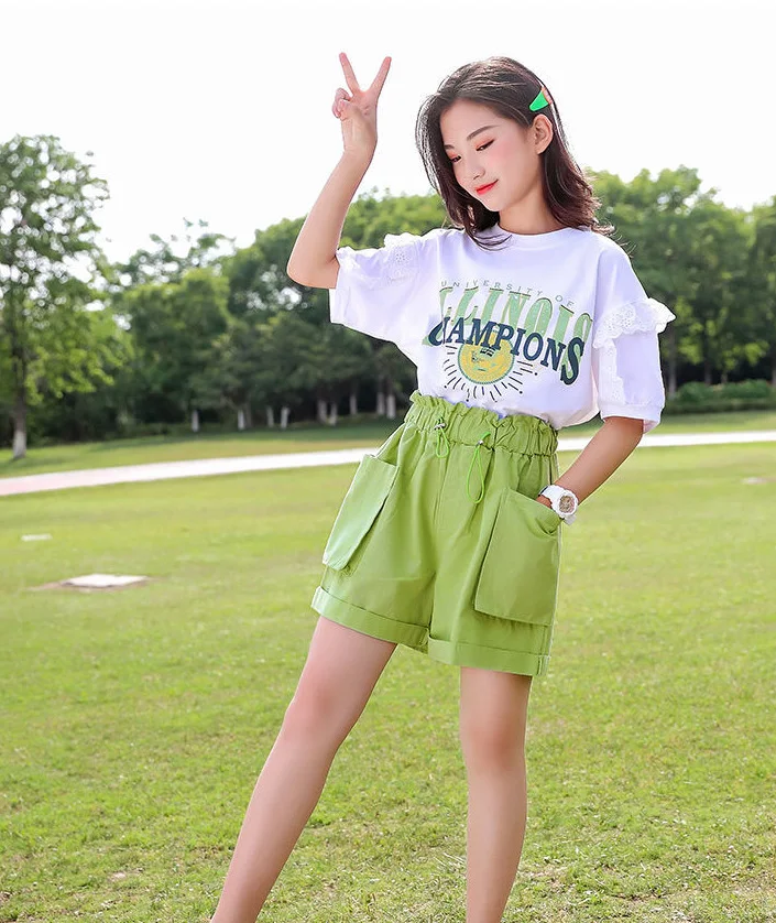 Ensemble deux pièces décontracté pour filles, short et manches courtes. Tendance et confortable pour l'été, parfait pour les journées ensoleillées.