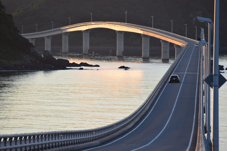 5シリーズ ツーリングの夕陽を浴びる角島大橋・G31駆けぬける歓び・初パラパラ漫画・一眼レフ修行中・連投にお付き合い感謝致します🥰に関するカスタム事例の投稿画像6枚目