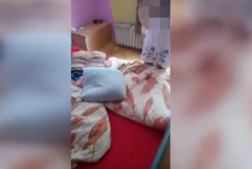 Čeh obučava i huška devojčicu da mlati muslimane i Rome bejzbol palicom