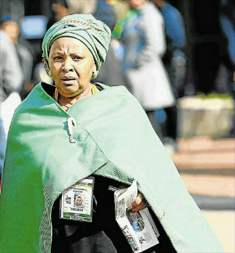 NOSIVIWE MAPISA - NQAKULA