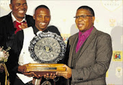 PIONEER: Sports Minister Fikile Mbalula presents boxer Zolani Tete with an award at the Sascoc offices in Johannesburg
      Photo: Vathiswa Ruselo