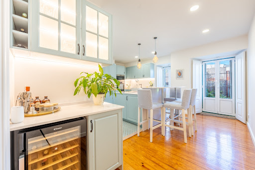 Luxury apartment / penthouse for sale in Lisbon (Portugal) - Bright kitchen with bar and dining area