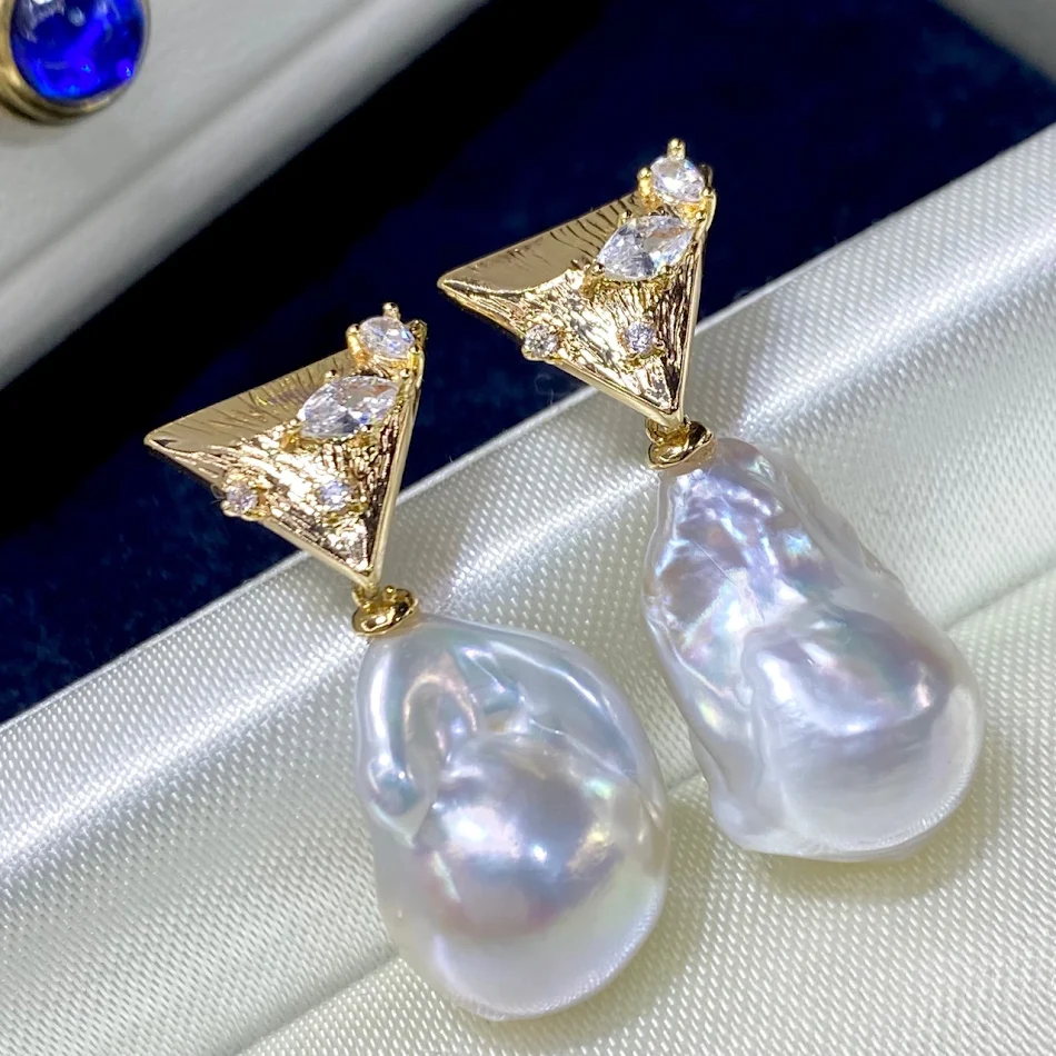 Pendientes de perlas barrocas naturales, forma única, elegancia atemporal. Joyería de calidad para realzar tu belleza con estilo natural.