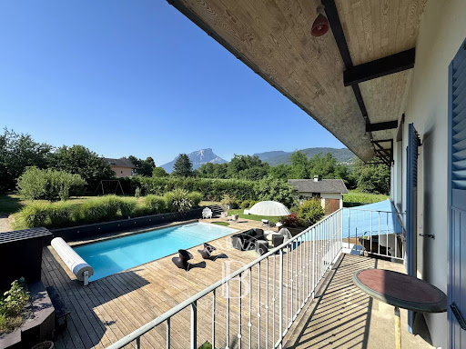 Contemporary house with pool and garden 4