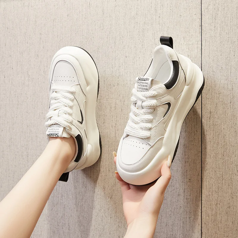 Scarpe Sportive Casual da Donna con Plateau Rialzo. Aumenta l'altezza con stile e comfort per l'uso quotidiano.