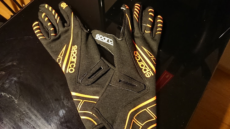 Kail403keさんが投稿したヘルメット・レーシンググローブ・レーシングシューズ・スパルコ・sparcoに関するカスタム事例の投稿画像4枚目