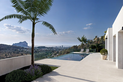 Propriété avec piscine et jardin 2