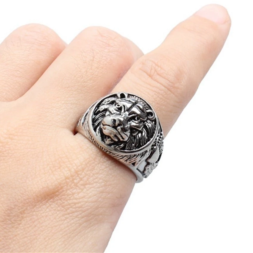 Anello Testa di Leone Domineering in Acciaio Titanio — Un simbolo di forza e coraggio per l'uomo moderno. Indossa l'eleganza selvaggia.