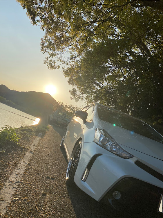 プリウスαのシュアラスターワックス・夕日と愛車・ツヤツヤボディー・久しぶりに投稿に関するカスタム事例の投稿画像2枚目