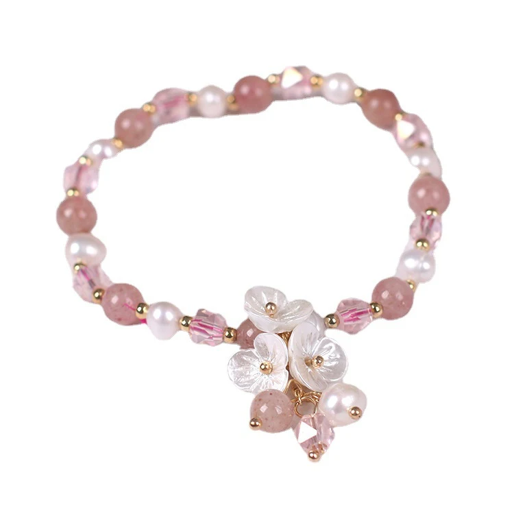 Bracelet coréen Ins avec perle d'eau douce, fraise et cristal. Bijou femme avec fleur de coquillage, style élégant et tendance.