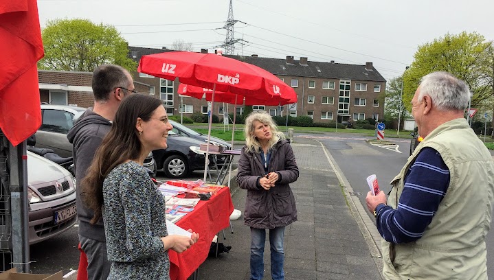 Gespräch am Infostand.