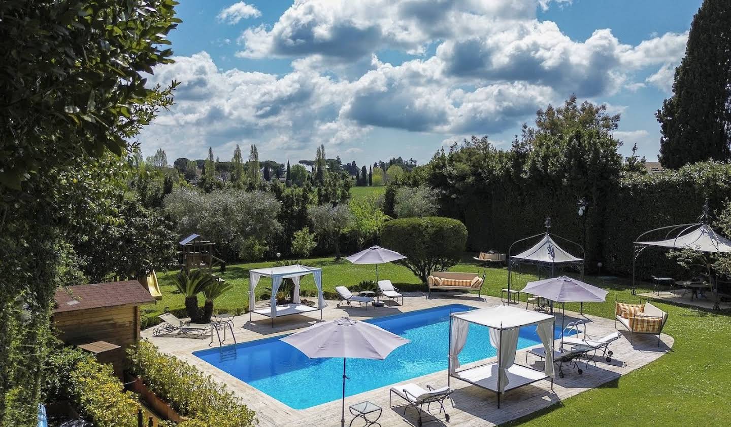 Villa with pool and garden Rome