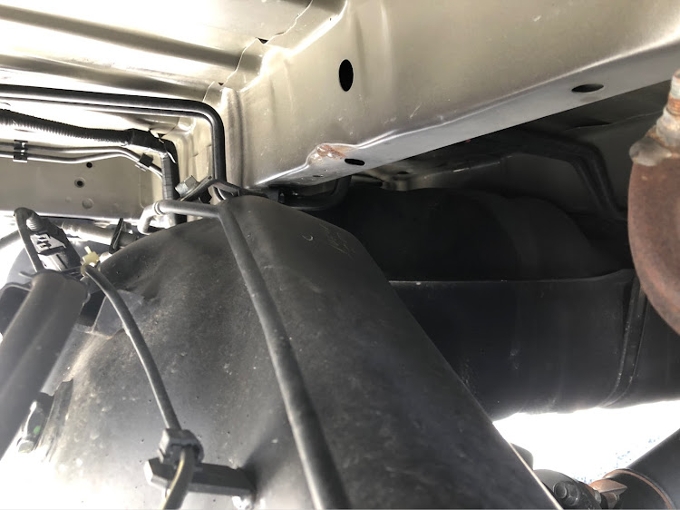 ハイエースバンの秋の交通安全週間・真横ショット・DIY・車高調整・cノッチしたいに関するカスタム事例の投稿画像3枚目