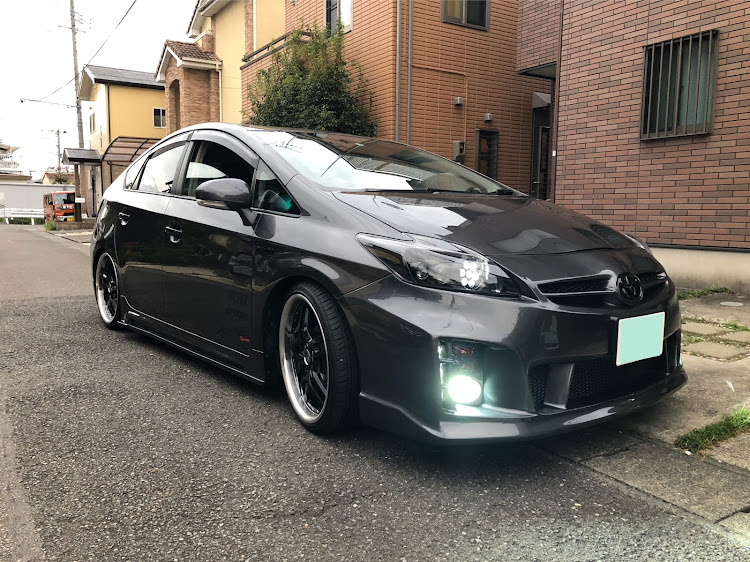 プリウスの斜め前・納車時・納車から一年に関するカスタム事例の投稿画像1枚目