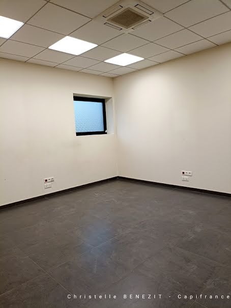 Location  locaux professionnels 4 pièces 108 m² à Grigny (91350), 1 100 €