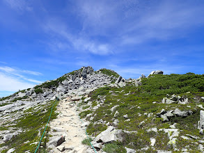 岩場を抜けると山頂に