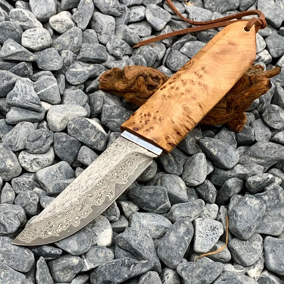 Outdoor Camping Kort Mes Gemaakt van Gesmeed Damascuspatroon Staal — Duurzaam en scherp, essentieel gereedschap voor kamperen en buitenavonturen