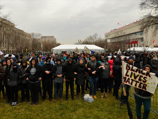 Protesters chain themselves to an entry point prior at the inauguration of US President-elect Donald Trump in Washington, DC, US, January 20, 2017. /REUTERS