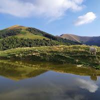 Riflessi di nuvole e colline di aganugi