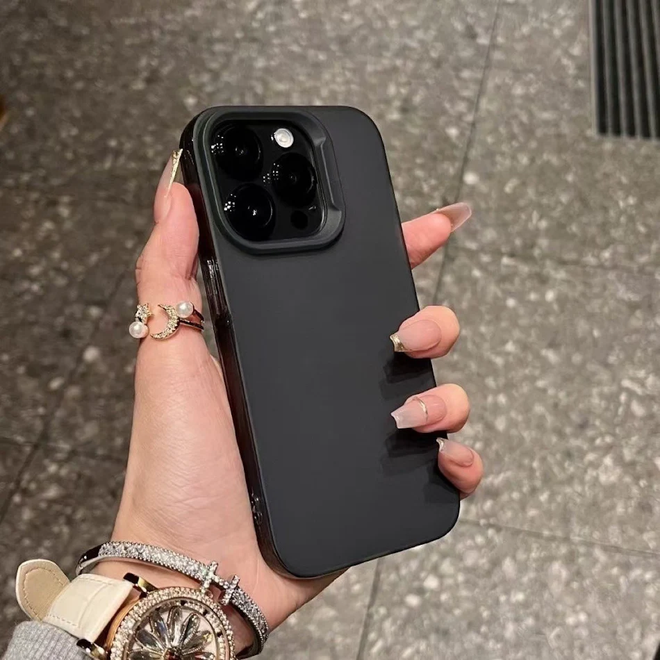 Custodia per telefono con foro largo smerigliata trasparente semplice. Protezione e praticità per il tuo telefono. Facilita la ricarica e lo mostra.