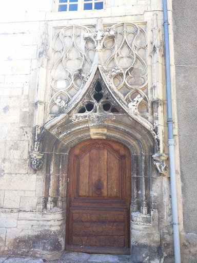 St Pierre Le Moutier - Porte D'époque