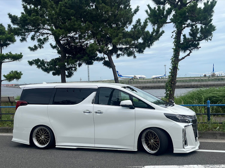 アルファードのBBS LM・低いようで低くない丁度良い高さ・kuhl Racing・ドライブに関するカスタム事例の投稿画像1枚目